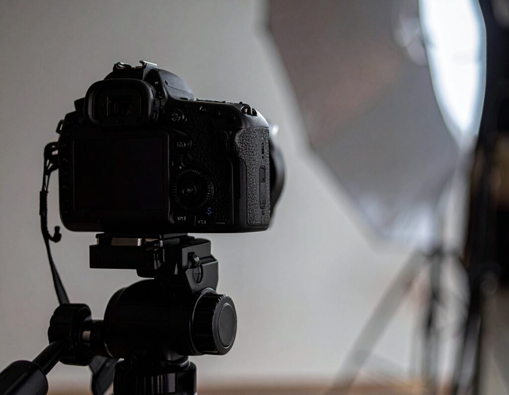 firefly et fremhevet bilde som beskriver fotografering, et kamera som står på ett tripod, sce 791121